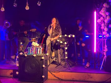 «Take on me» en clave balada acústica o estilo Lucy Helena